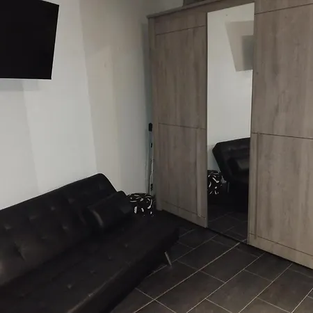 Confort Avec Internet Et Tv Dans La Et Le Salon ברסט